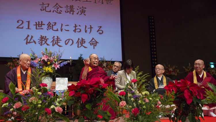 Su Santidad el Dalái Lama hablando durante su charla en Koyasan, Japón, el 15 de noviembre de 2016. Foto/Jigme Choephel