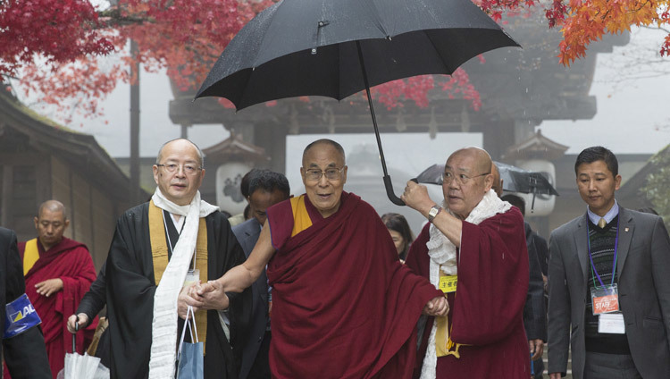 Su Santidad el Dalái Lama caminando hacia el salón en la neblina de la mañana para su charla en Koyasan, Japón, el 15 de noviembre de 2016. Foto/Jigme Choephel