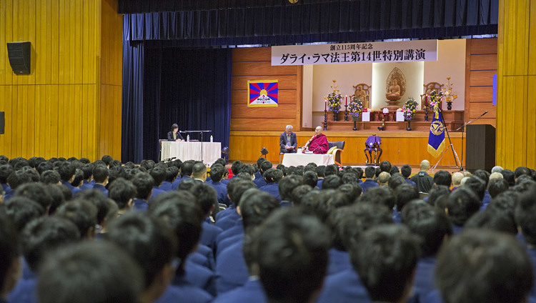 Su Santidad el Dalái Lama hablando en la Escuela Secundaria Setagaya en Tokio, Japón, el 16 de noviembre de 2016. Foto/Jigme Choephel