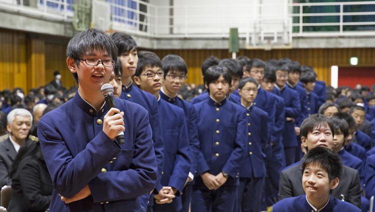 Estudiantes en fila para hacerle preguntas a Su Santidad el Dalái Lama durante su charla en la Escuela Secundaria Setagaya en Tokio, Japón, el 16 de noviembre de 2016. Foto/Jigme Choephel