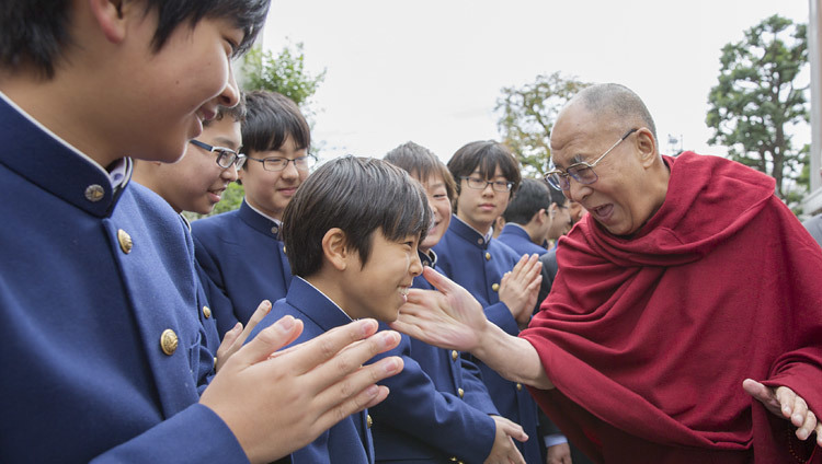  Su Santidad el Dalái Lama saludando a los estudiantes a su llegada a la Escuela Secundaria Setagaya en Tokio, Japón, el 16 de noviembre de 2016. Foto/Jigme Choephel