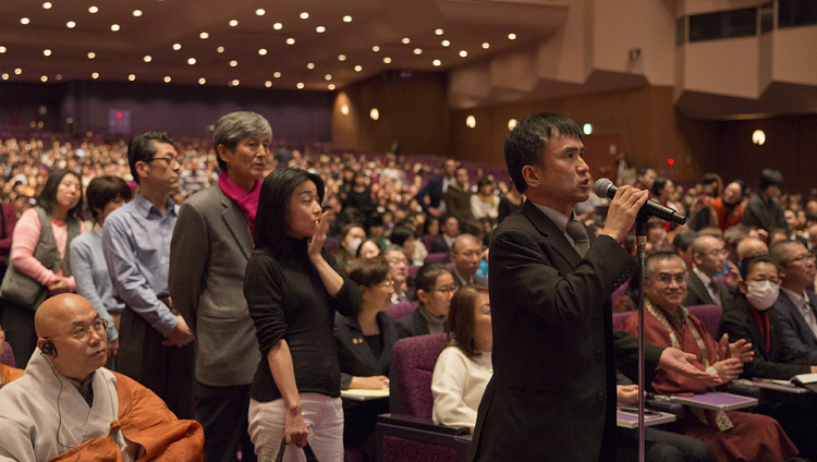 Algunos miembros de la audiencia hicieron fila para hacerle una pregunta a Su Santidad el Dalái Lama durante su charla en el Pacifico Yokohama Hall en Yokohama, Japón el 17 de noviembre de 2016.