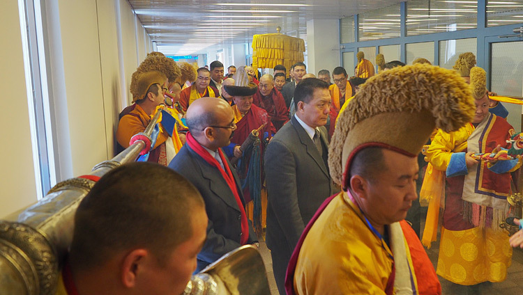 Su Santidad el Dalái Lama llegando al aeropuerto de Ulannbaatar, Mongolia, el 18 de noviembre de 2016. Foto/Tenzin Taklha/OHHDL