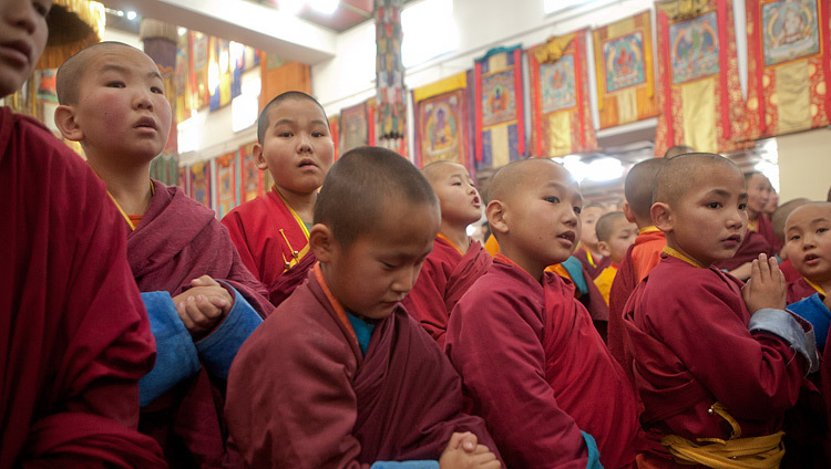 Jóvenes monjes esperando a Su Santidad el Dalái Lama para llegar a Yiga Choeling Dratsang en Ulannbaatar, Mongolia, el 19 de noviembre de 2016. Foto/Igor Yanchoglov