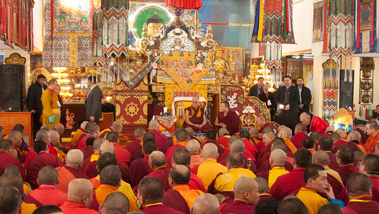 Su Santidad el Dalái Lama hablando en Yiga Choeling Dratsang en Ulannbaatar, Mongolia, el 19 de noviembre de 2016. Foto/Igor Yanchoglov