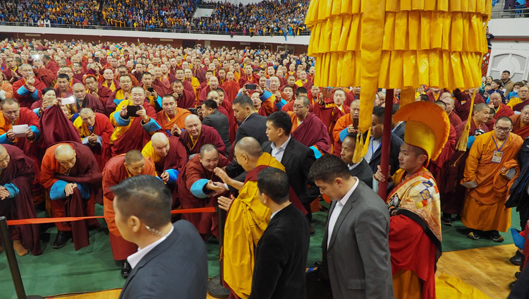 Su Santidad el Dalái Lama saludando a los miembros de la audiencia mientras se encuentra en el Complejo Deportivo Buyant Uhaa en Ulan Bator, Mongolia, el 20 de noviembre de 2016. Foto/Tenzin Taklha/OHHDL