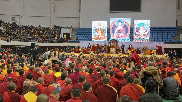 Una vista del escenario del Complejo Deportivo Buyant Uhaa durante la enseñanza de Su Santidad el Dalái lama en Ulan Bator, Mongolia, el 20 de noviembre de 2016. Foto/Igor Yanchoglov