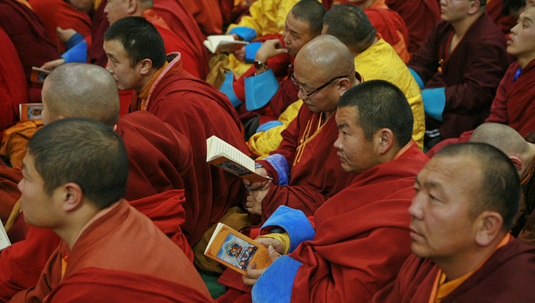 Miembros del público siguiendo el texto durante la sesión de la tarde La enseñanza de Su Santidad el Dalái Lama en Ulan Bator, Mongolia, el 20 de noviembre de 2016. Foto/Igor Yanchoglov
