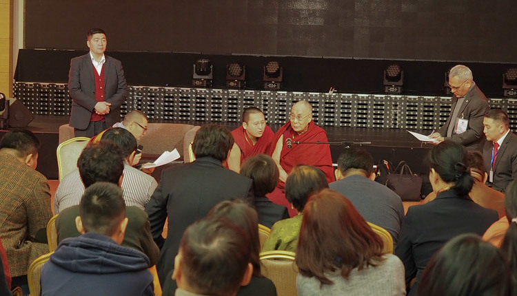 Su Santidad el Dalái Lama hablando a los miembros del Centro Jetsun Dhampa en Ulan Bator, Mongolia, el 21 de noviembre de 2016. Foto/Tenzin Taklha/OHHDL