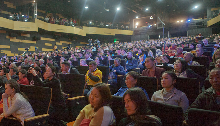 Miembros del público que asistieron a la Conferencia sobre Budismo y Ciencia con Su Santidad el Dalái Lama en Ulan Bator, Mongolia, el 21 de noviembre de 2016. Foto/Igor Yanchoglov