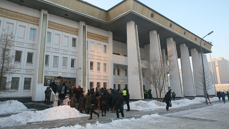Algunas personas hicieron fila afuera de la Casa de la Cultura para ser admitidos en la charla de Su Santidad el Dalái Lama a los jóvenes en Ulaanbaatar, Mongolia, el 22 de noviembre de 2016. Foto/Igor Yanchoglov