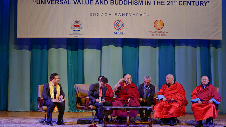 Su Santidad el Dalái Lama hablando a la juventud mongola en la Casa de la Cultura de Ulaanbaatar, Mongolia, el 22 de noviembre de 2016. Foto/Tenzing Paljor