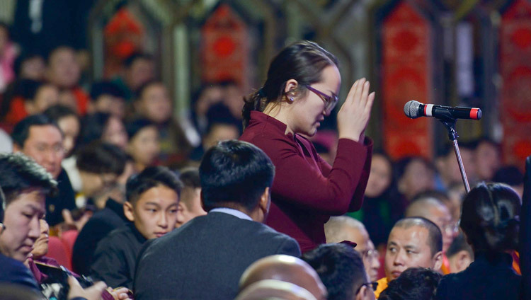 Una joven presenta sus respetos a Su Santidad el Dalái Lama antes de hacerle una pregunta durante su charla en Ulan Bator, Mongolia, el 22 de noviembre de 2016. Foto/Tenzing Paljor