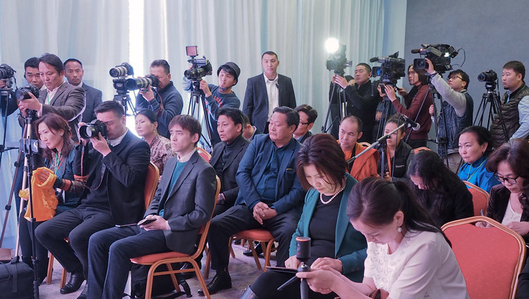 Miembros de la reunión de prensa con Su Santidad el Dalái Lama en Ulan Bator, Mongolia, el 23 de noviembre de 2016. Foto/Tenzin Taklha/OHHDL
