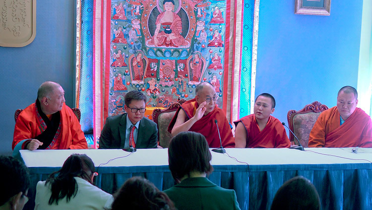 Su Santidad el Dalái Lama hablando con miembros de la prensa en Ulan Bator, Mongolia, el 23 de noviembre de 2016. Foto/Tenzin Taklha/OHHDL
