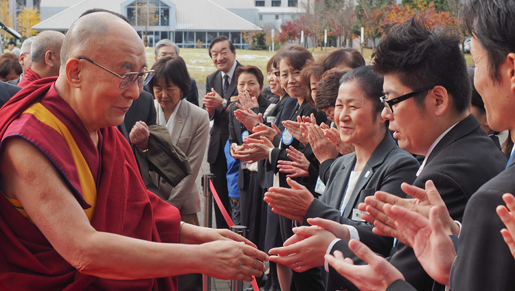 Personal y estudiantes dando la bienvenida a Su Santidad el Dalái Lama a su llegada al nuevo campus de la Universidad Médica de Saitama en Saitama, Japón, el 26 de noviembre de 2016. Foto/Tenzin Taklha/OHHDL