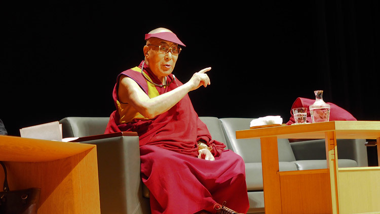 Su Santidad el Dalái Lama hablando en la Universidad Médica de Saitama, Japón, el 26 de noviembre de 2016. Foto/Tenzin Taklha/OHHDL