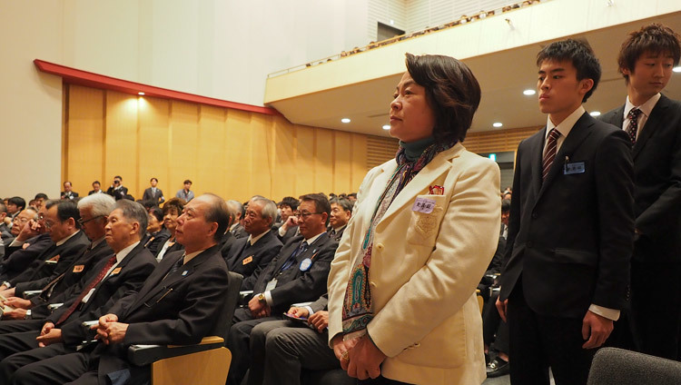 Miembros del público esperando en la cola para hacerle una pregunta a Su Santidad el Dalái Lama durante su charla en la Universidad Médica de Saitama, Japón, el 26 de noviembre de 2016. Foto/Tenzin Taklha/OHHDL