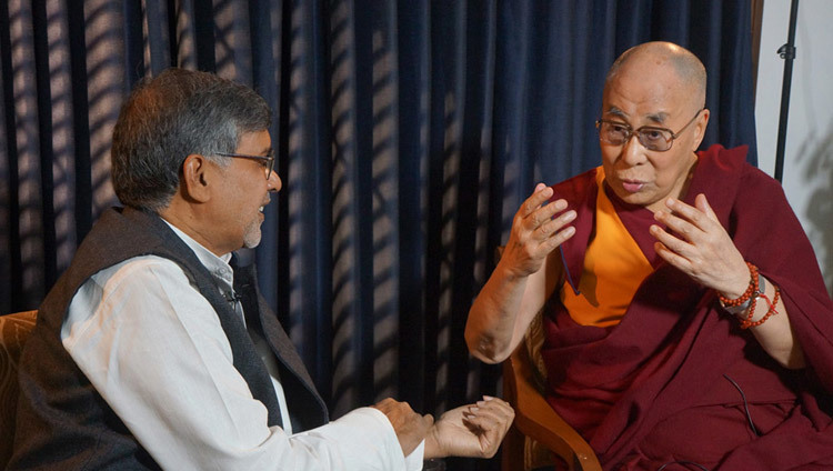 Los laureados del Nobel de la Paz Kailash Satyarthi y Su Santidad el Dalái Lama durante una entrevista para la CBS en Nueva Delhi, India, el 9 de diciembre de 2016. Foto/Jeremy Russell/OHHDL