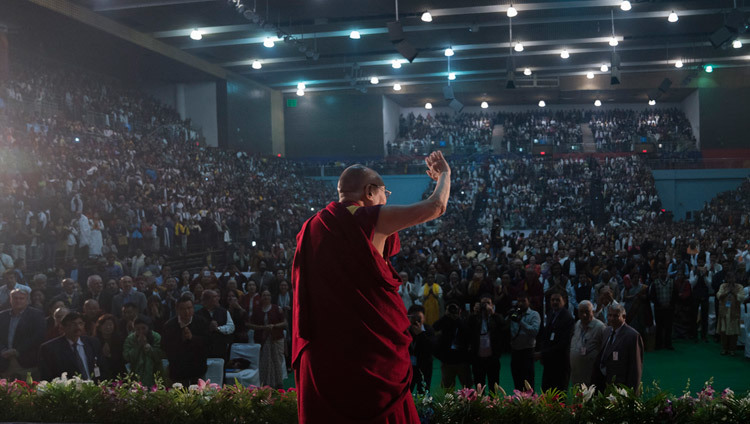 Su Santidad el Dalái Lama saludando a la multitud a su llegada al Estadio Thyagaraj en Nueva Delhi, India, el 9 de diciembre de 2016. Foto/Tenzin Choejor/OHHDL
