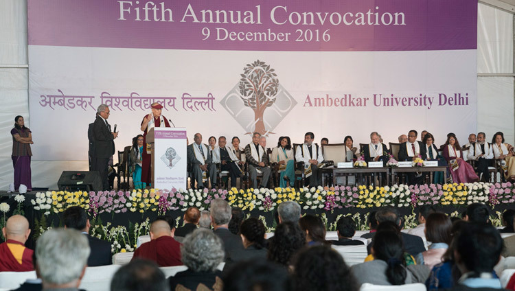 Su Santidad el Dalái Lama hablando en la Quinta Convocatoria Anual en la Universidad de Ambedkar en Nueva Delhi, India, el 9 de diciembre de 2016. Foto/Tenzin Choejor/OHHDL