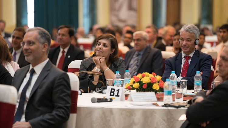 Participantes y delegados de la Cumbre de Laureados y Dirigentes en favor de la Infancia escuchando a los oradores durante la sesión de apertura en Nueva Delhi (India) el 10 de diciembre de 2016. Foto/Tenzin Choejor/OHHDL