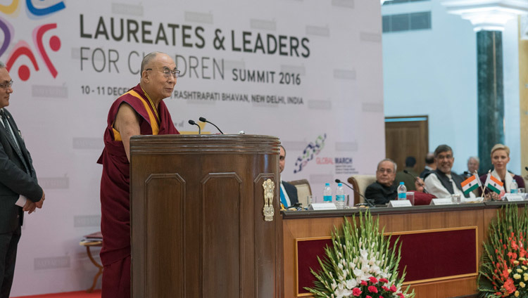 Su Santidad el Dalái Lama hablando en la Cumbre de Laureados y Dirigentes para la Infancia en Nueva Delhi, India, el 10 de diciembre de 2016. Foto/Tenzin Choejor/OHHDL