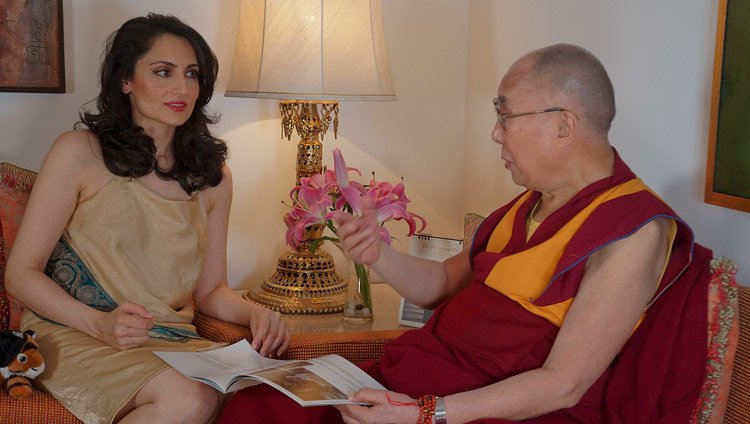 Renu Mehta entrevista a Su Santidad el Dalái Lama para un documental titulado «El Grande y el Bueno».