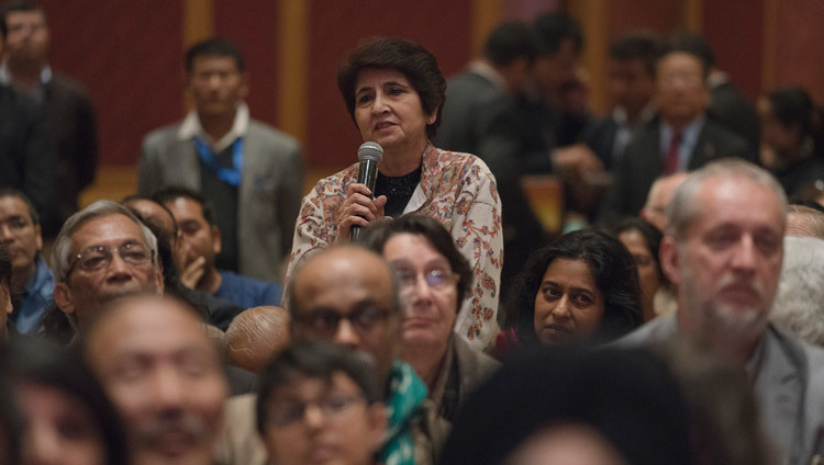 Miembro de la audiencia haciendo una pregunta a Su Santidad el Dalái Lama durante la 21ª Celebración del Dharma del Centro de Meditación Tushita en el Hotel Ashoka de Nueva Delhi, India, el 11 de diciembre de 2016. Foto/Tenzin Choejor/OHHDL