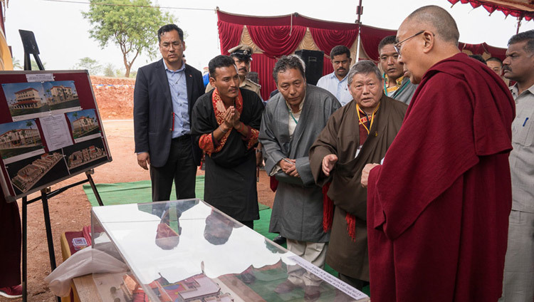 Su Santidad el Dalái Lama mirando un modelo de la rama de los Men-tsee-khang en Bengaluru, Karnataka, India el 14 de diciembre de 2016. Foto/Tenzin Choejor/OHHDL