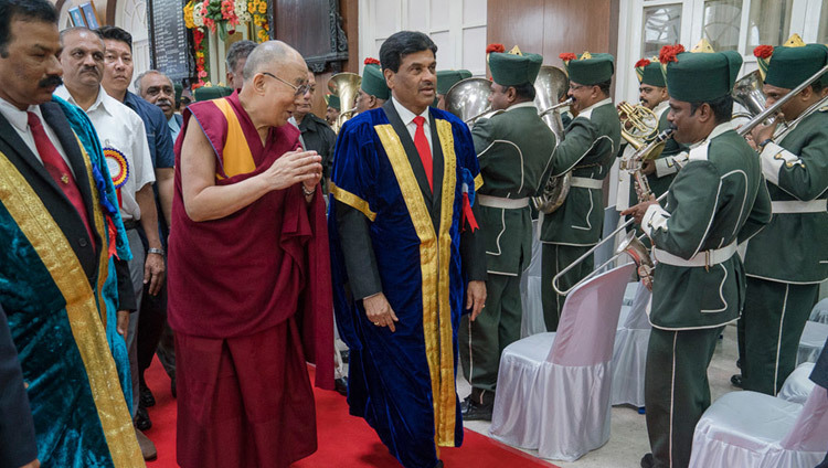 La Banda de la Policía de Karnataka tocando mientras Su Santidad el Dalái Lama llega a la Universidad de Mysore en Mysuru, Karnataka, India el 13 de diciembre de 2016. Foto/Tenzin Choejor/OHHDL