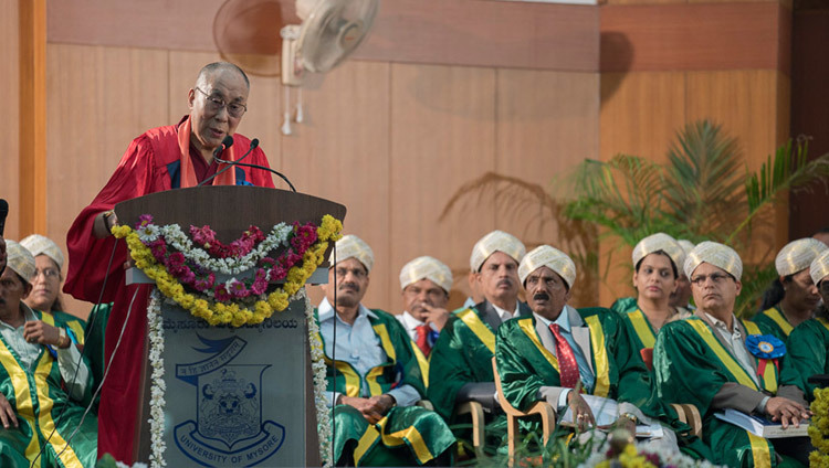Su Santidad el Dalái Lama dirigiéndose a la 97ª Convocatoria en la Universidad de Mysore en Mysuru, Karnataka, India, el 13 de diciembre de 2016. Foto/Tenzin Choejor/OHHDL