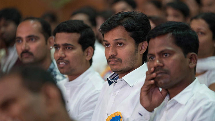 Miembros de la audiencia escuchando a Su Santidad el Dalái Lama en la 97ª Convocatoria en la Universidad de Mysore en Mysuru, Karnataka, India el 13 de diciembre de 2016. Foto/Tenzin Choejor/OHHDL