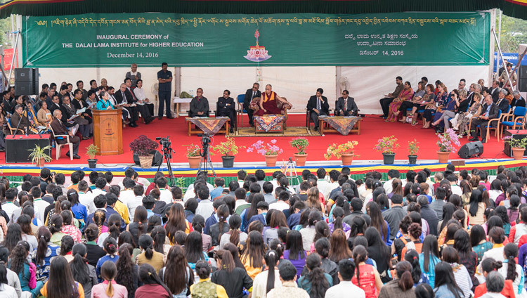 El director Dr. B Tsering hablando en la ceremonia inaugural del Instituto Dalái Lama de Educación Superior en Bengaluru, Karnataka, India, el 14 de diciembre de 2016. Foto/Tenzin Choejor/OHHDL