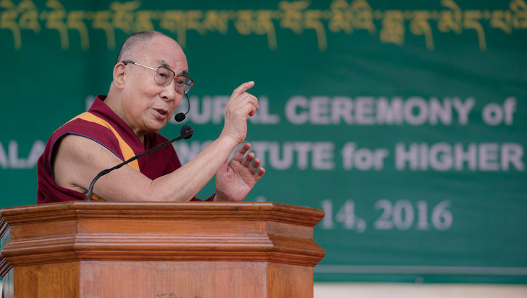 Su Santidad el Dalái Lama hablando en la Ceremonia Inaugural del Instituto Dalai Lama de Educación Superior en Bengaluru, Karnataka, India, el 14 de diciembre de 2016. Foto/Tenzin Choejor/OHHDL