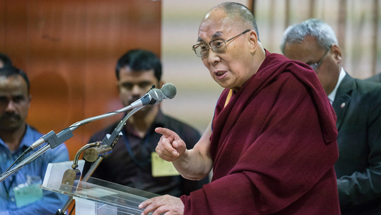 Su Santidad el Dalái Lama hablando en la Escuela Nacional de Derecho de la Universidad de la India en Bengaluru, Karnataka, India, el 15 de diciembre de 2016. Foto/Tenzin Choejor/OHHDL