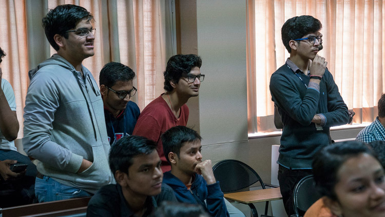 Algunos de los más de 400 estudiantes y profesores que escucharon a Su Santidad el Dalái Lama hablando en la Escuela Nacional de Derecho de la Universidad de la India en Bengaluru, Karnataka, India el 15 de diciembre de 2016. Foto/Tenzin Choejor/OHHDL