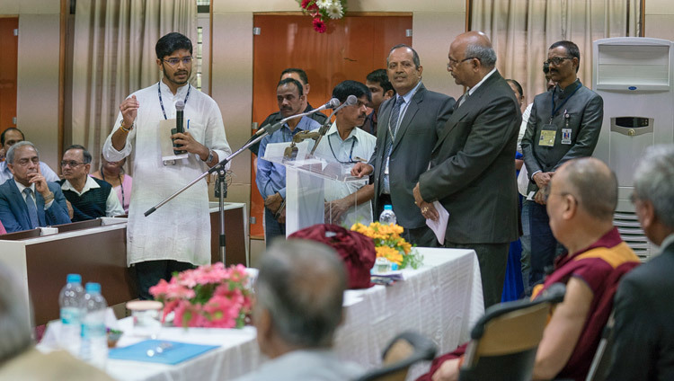 Un miembro de la audiencia haciendo una pregunta a Su Santidad el Dalái Lama durante su charla en la Escuela Nacional de Derecho de la Universidad de la India en Bengaluru, Karnataka, India, el 15 de diciembre de 2016. Foto/Tenzin Choejor/OHHDL