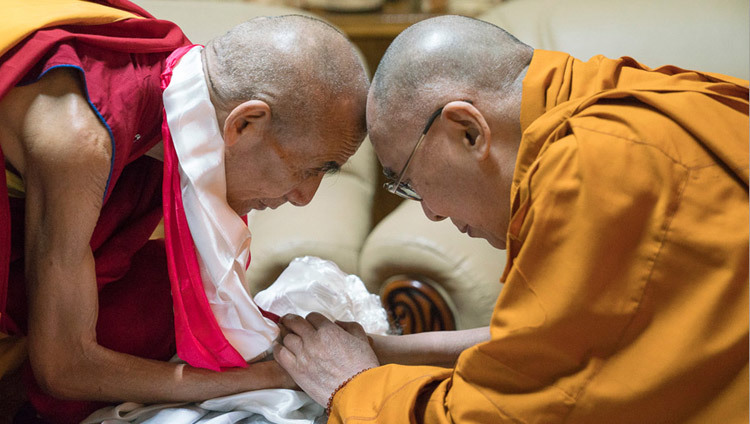 Su Santidad el Dalái Lama reuniéndose con el recién nombrado 103º Ganden Tripa, Jetsun Lobsang Tenzin, en el Monasterio Drepung Lachi en Mundgod, Karnataka, India, el 17 de diciembre de 2016. Foto/Tenin Choejor/OHHDL