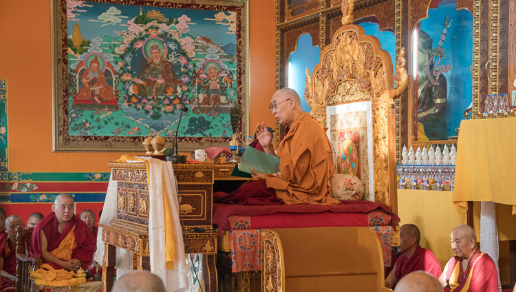 Su Santidad el Dalái Lama hablando en el Monasterio de Drepung Deyang en Mundgod, Karnataka, India el 17 de diciembre de 2016. Foto/Tenin Choejor/OHHDL