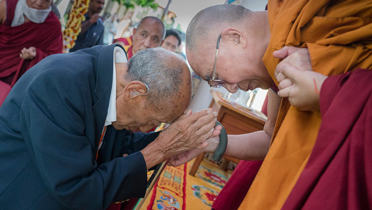 Su Santidad el Dalái Lama con Ratö Khyongla Rimpoché en Ratö Dratsang en Mundgod, Karnataka, India el 17 de diciembre de 2016. Foto/Tenin Choejor/OHHDL