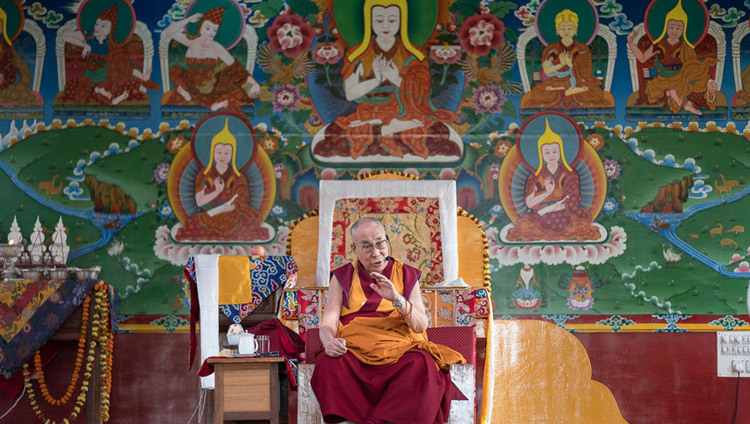 Su Santidad el Dalái Lama hablando en el nuevo patio de debates de Ratö Dratsang en Mundgod, Karnataka, India, el 17 de diciembre de 2016. Foto/Tenin Choejor/OHHDL