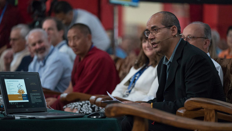 Gueshe Lobsang Tenzin Negi presentando la sesión de apertura del Simposio Emory Tibet en Drepung Loseling en Mundgod, Karnataka, India el 18 de diciembre de 2016. Foto/Tenzin Choejor/OHHDL