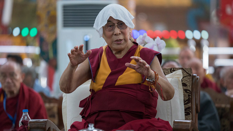 Su Santidad el Dalái Lama pronunciando su discurso de apertura al comienzo del primer día del Simposio Emory Tibet en Drepung Loseling en Mundgod, Karnataka, India el 18 de diciembre de 2016. Foto/Tenzin Choejor/OHHDL