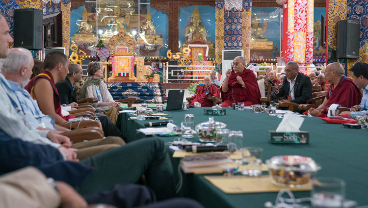 Su Santidad el Dalái Lama comentando la presentación de la antropóloga Carol Worthman en el Simposio de Emory Tibet en Drepung Loseling en Mundgod, Karnataka, India el 18 de diciembre de 2016. Foto/Tenzin Choejor/OHHDL