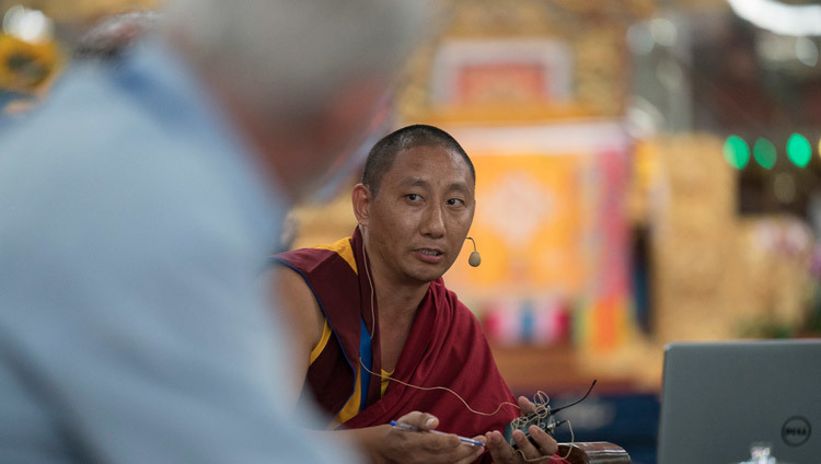 Ven Sonam Choephel haciendo su presentación sobre el conocimiento de la cognición válida en el budismo en el Simposio Emory Tibet en Drepung Loseling en Mundgod, Karnataka, India el 18 de diciembre de 2016. Foto/Tenzin Choejor/OHHDL