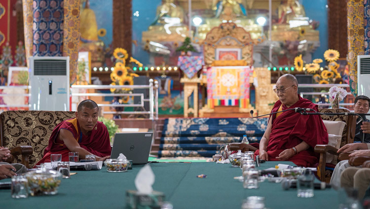 Gueshe Ngawang Norbu discutiendo las perspectivas budistas sobre el origen de la vida en la tierra en el segundo día del Simposio Emory Tibet en Drepung Loseling en Mundgod, Karnataka, India el 19 de diciembre de 2016. Foto/Tenzin Choejor/OHHDL