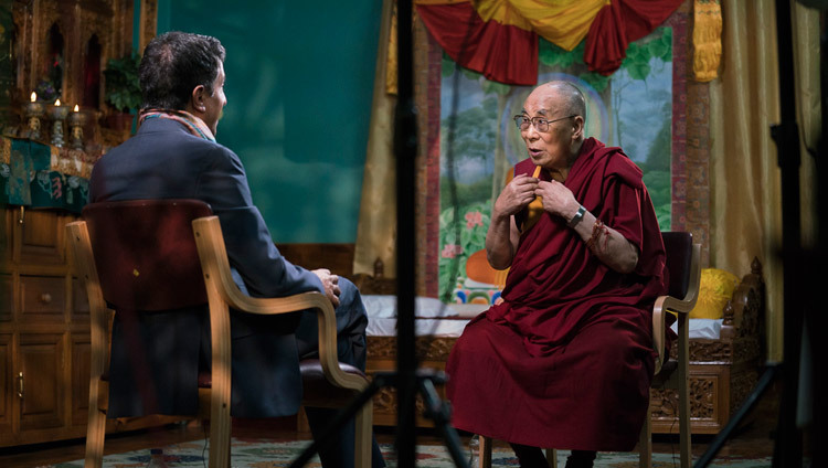 El Dr. Sanjay Gupta entrevistando a Su Santidad el Dalái Lama para la CNN en Drepung Loseling en Mundgod, Karnataka, India el 19 de diciembre de 2016. Foto/Tenzin Choejor/OHHDL