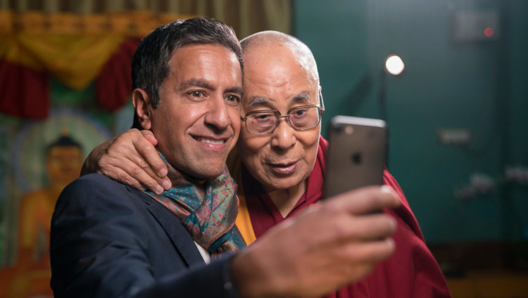El Dr. Sanjay Gupta tomandose una foto con Su Santidad el Dalái Lama después de su entrevista en Drepung Loseling en Mundgod, Karnataka, India el 19 de diciembre de 2016. Foto/Tenzin Choejor/OHHDL