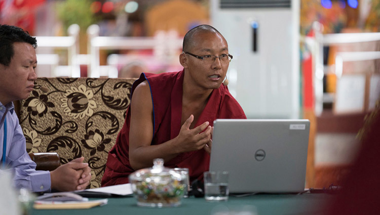 Ven Thabkhe haciendo su presentación en el segundo día del Simposio Emory Tibet en Drepung Loseling en Mundgod, Karnataka, India el 19 de diciembre de 2016. Foto/Tenzin Choejor/OHHDL